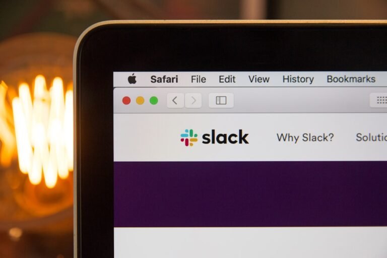 VS Code vs Slack - Photo by Stephen Phillips - Hostreviews.co.uk on Unsplash